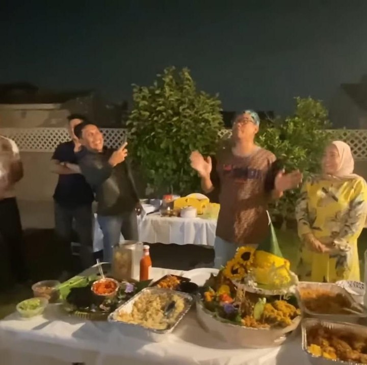 <p>Meski tak ada fasilitas seperti kolam renang, halaman belakang rumahnya ini sangat luas. Bahkan, sering digunakan untuk kumpul acara keluarga, Bunda. (Foto: YouTube Uya Kuya TV)</p>
