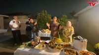 <p>Meski tak ada fasilitas seperti kolam renang, halaman belakang rumahnya ini sangat luas. Bahkan, sering digunakan untuk kumpul acara keluarga, Bunda. (Foto: YouTube Uya Kuya TV)</p>