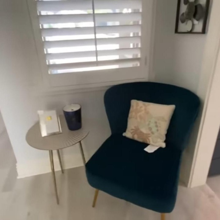 <p>Untuk menambahkan desain interior yang <em>aesthetic</em>, Uya melengkapinya dengan kursi berwarna kontras dengan dindingnya di sudut rumahnya. (Foto: YouTube Uya Kuya TV)</p>