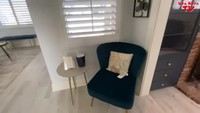 <p>Untuk menambahkan desain interior yang <em>aesthetic</em>, Uya melengkapinya dengan kursi berwarna kontras dengan dindingnya di sudut rumahnya. (Foto: YouTube Uya Kuya TV)</p>