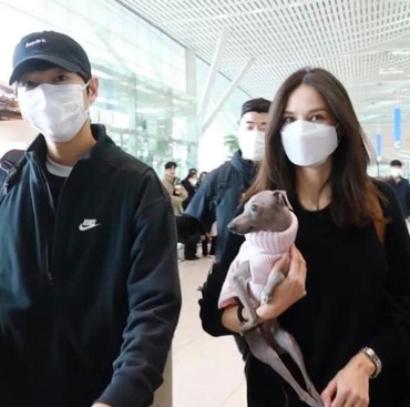 Pergi ke Eropa, Song Joong Ki dan Katy Louise Sapa Fans di Bandara