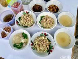 Di Mangga Besar Ada 5 Tempat Makan Legendaris, Bakso hingga Es Campur
