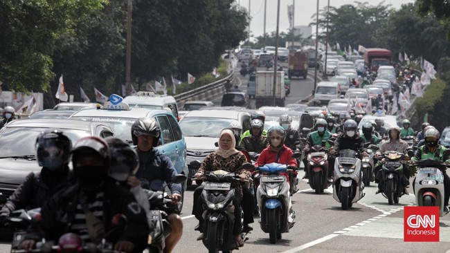 Pj Gubernur DKI Heru Budi Hartono menyatakan kendaraan daerah menuju Jakarta wajib lulus uji emisi.