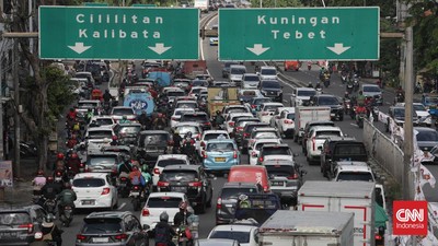 Polisi memprediksi jam kemacetan pada pagi dan sore hari di Jakarta bakal berubah selama awal puasa Ramadan. Jam macet akan terjadi pukul 4 sore.