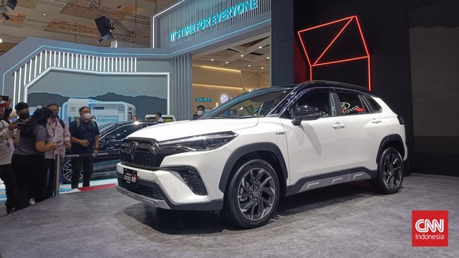 Toyota Corolla Cross Hybrid GR Sport diluncurkan di Indonesia International Motor Show (IIMS) 2023, Kemayoran, Jakarta Pusat, Kamis (16/2).