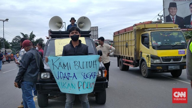 Warga keberatan dengan ribuan truk batu bara yang hilir mudik di Jalan Lingkar Barat, Jambi. Selain macet, truk batu bara bikin harga bahan pokok naik.