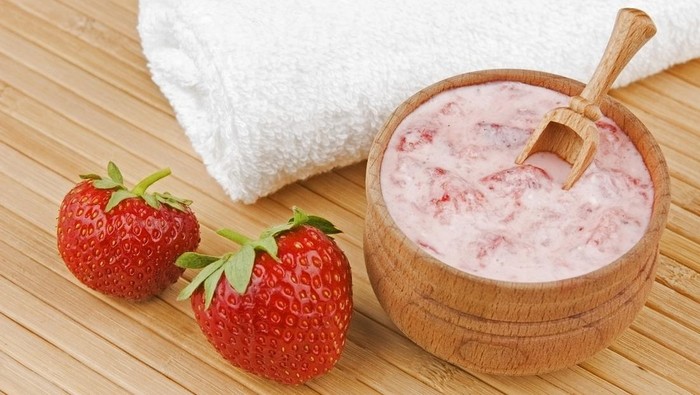 Homemade facial mask of strawberry and cream