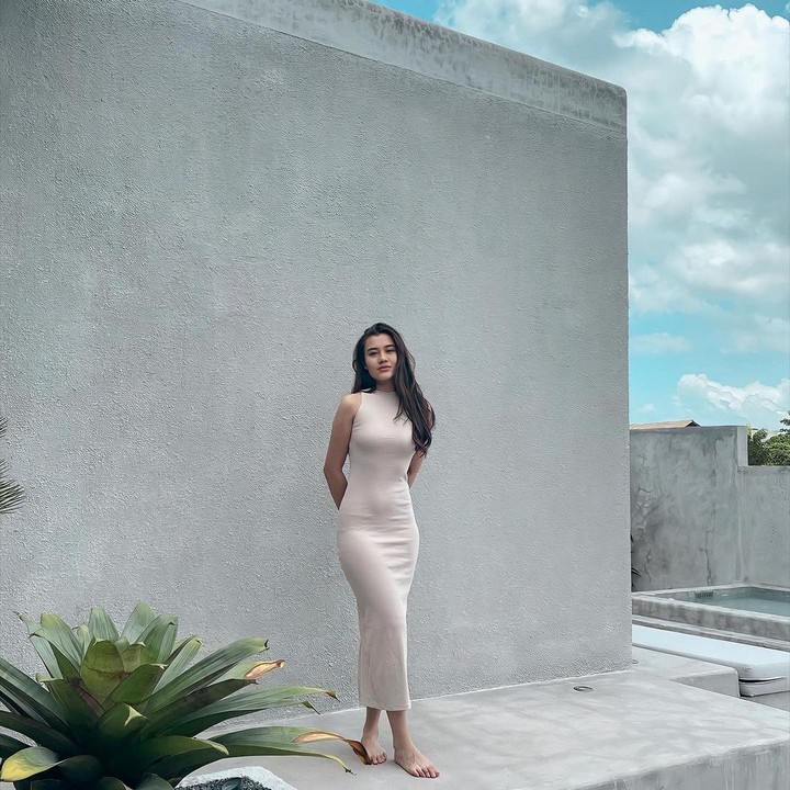 <p>Berpose dengan <em>dress</em> yang cukup ketat membentuk tubuhnya, tak sedikit warganet yang salah fokus dengan lekukan tubuh di area perut Aaliyah, Bunda. Dirinya disebut memiliki tubuh atletis mirip sang ayah. "mirip daddynya nih. <em>work out lover.</em> atletis," tulis akun @sya****. (Foto: Instagram@aaliyah.massaid)</p>
