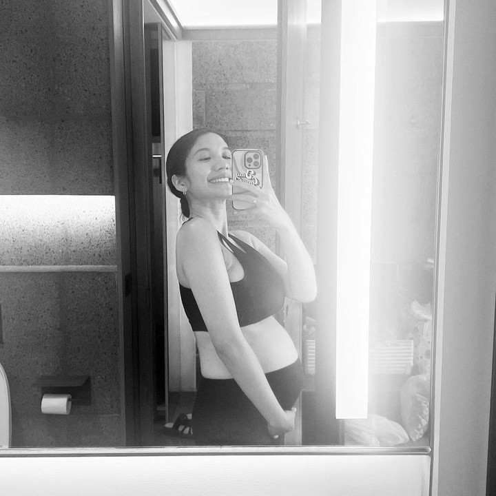 <p>Di kehamilan keduanya ini, Acha sudah beberapa kali mengunggah foto <em>baby bump-</em>nya. Salah satunya foto selfie hitam putih saat usia kehamilannya menginjak 24 minggu. (Foto: Instagram @achasinaga)</p>