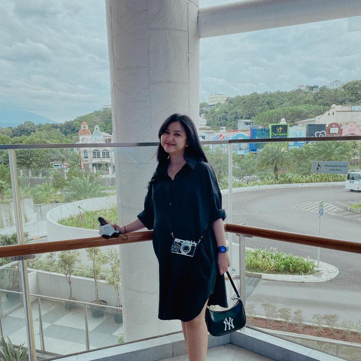 <p>Adinda tampaknya sedang menghabiskan waktu bersama suaminya, Armand Zachary Sukandar. Foto-foto yang dibagikannya diambil sang suami, Bunda. (Foto: Instagram @dindazani)</p>