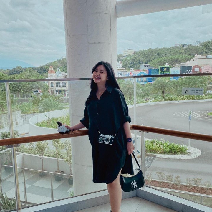 <p>Pemain sinetron Adinda Azani kembali membagikan potret baby bump kehamilan pertamanya. Kali ini, <em>baby bump</em> Adinda sudah mulai terlihat jelas, Bunda. (Foto: Instagram @dindazani)</p>