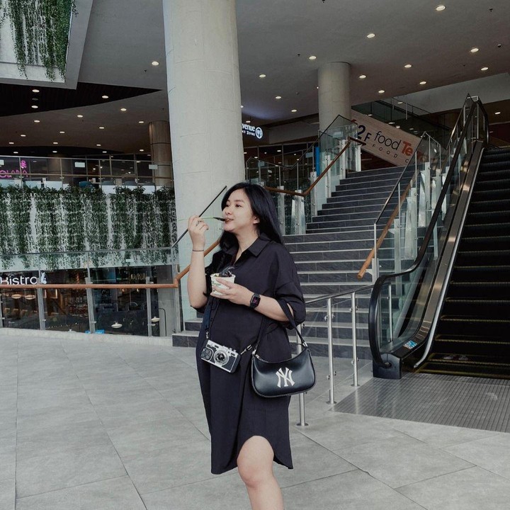 <p>Foto yang diunggah Adinda ini banjir pujian dari netizen. Banyak yang memanggilnya 'Bumil atau ibu hamil cantik'. (Foto: Instagram @dindazani)</p>