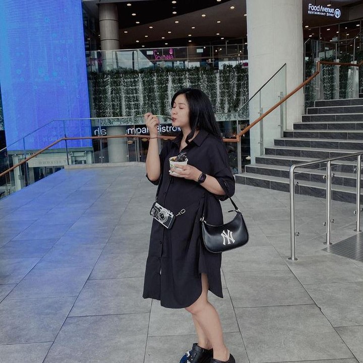 <p>Adinda tampil cantik mengenakan kemeja hitam <em>oversize</em> di potret terbarunya. Adinda tersenyum manis ke arah kamera memamerkan <em>baby bump</em>. (Foto: Instagram @dindazani)</p>