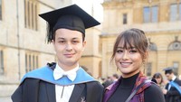 <p>Suami Amanda merupakan lulusan dari kampus ternama Oxford University, Bunda. Ketika lulus, Amanda hadir di momen spesial Tavan Dutton. (Foto: Instagram @akhairunnisa)</p>