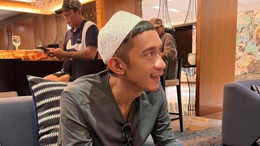 img-title Aming Kepergok Pakai Peci Hitam dan Pegang Al Quran, Mantap Hijrah?