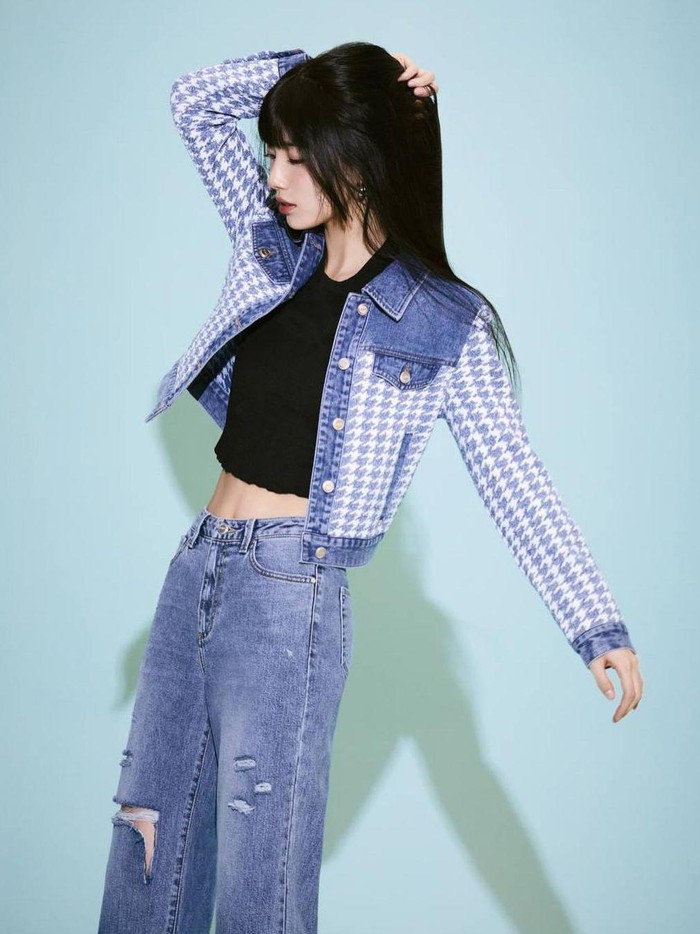 Sebelumnya, ia juga melakukan pemotretan bersama Guess untuk koleksi Fall Winter Collection pada 2022 lalu. Kali ini, Bae Suzy tampil untuk Spring Collection./ Foto: instagram.com/skuukzky