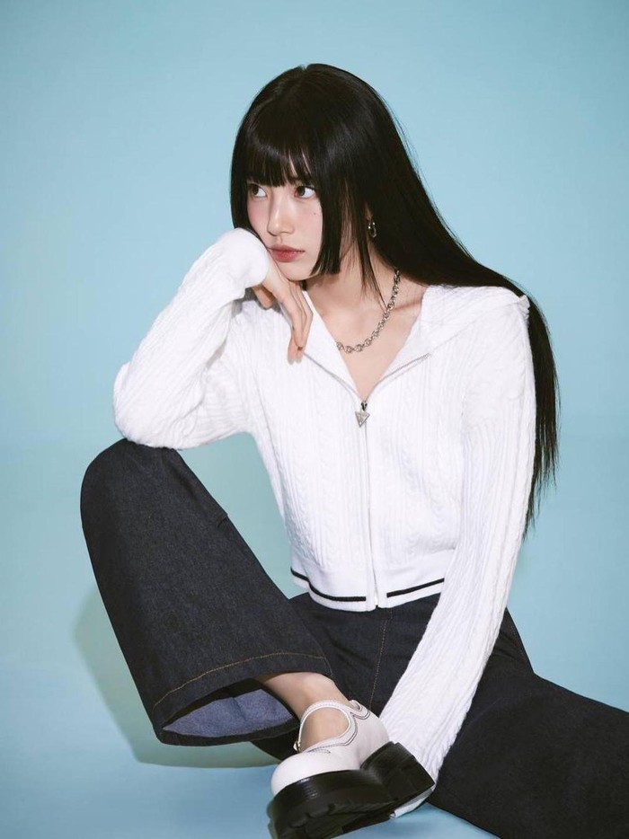 Tak hanya itu saja, dengan gaya rambut hime cut yang trendy, visual Bae Suzy makin terpancar seakan dirinya adalah seorang boneka hidup./ Foto: instagram.com/skuukzky