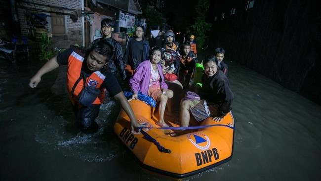 BNPB menyebut jumlah pengungsi berpotensi bertambah lantaran masih ada lima kelurahan yang belum terdata dan cakupan banjir di Solo semakin meluas.