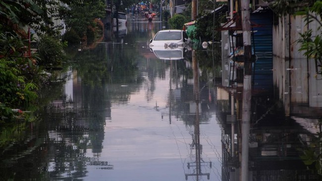 Lima kabupaten/kota terendam banjir usai Sungai Bengawan Solo meluap dan kehilangan kemampuan untuk menampung debit air.