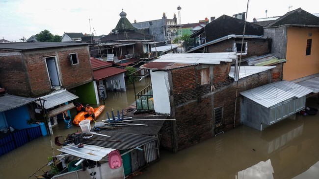 Pemkot Solo menetapkan status tanggap darurat bencana usai banjir melanda.