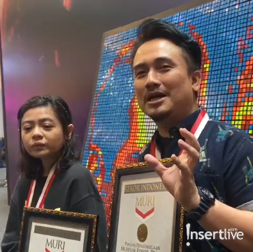 Denny Darko Raih Rekor MURI Usai Susun Rubik Terbanyak