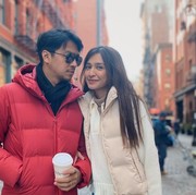 Potret Serasi Mikha Tambayong dan Deva Mahenra Pakai Outfit Serba Tebal di New York, Bulan Madu Lagi?