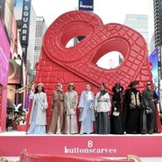 Intip Keseruan Brand Lokal Buttonscarves Ikuti New York Fashion Week, Buat Instalasi Tas Raksasa di Times Square!