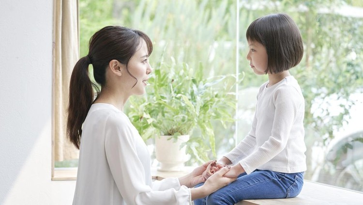 Ilustrasi Deteksi Autisme dari Bahasa Anak Asian mother talking with the daughter