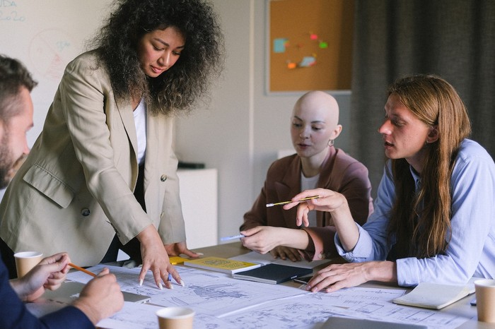 Kecerdasan yang dimiliki oleh orang kelahiran Februari membuatnya tidak mudah percaya pada ucapan orang/Foto: pexels.com/shvetsa Tips Cerdas Jadi Pemimpin yang Tidak 'Micromanaging', Apa Saja?