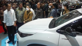 Momen Jokowi Terpincut Kendaraan Elektrifikasi di IIMS