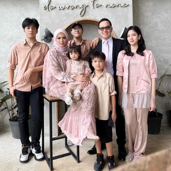 <p>Pemilik nama asli Fadli Muhammad ini dikaruniai anak pertamanya dengan Rani, yaitu seorang putra bernama Akhmad Rafa Al-Farabi. Setelah itu, mereka dikaruniai sepasang anak kembar yaitu Akhmad Athir Ar-Raafi dan Azizi Shafaa Asadel atau yang dikenal sebagai Zee JKT48. (Foto: Instagram @superfadli)</p>