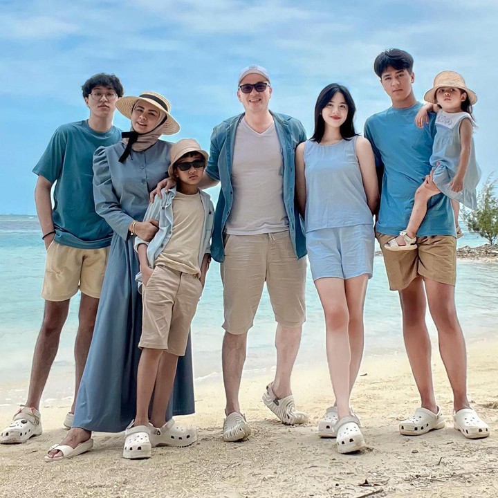 <p>Memiliki seorang istri dan lima orang anak, Fadli menyebut keluarganya ini dengan julukan<em> Superfadli Family</em>, lho. (Foto: Instagram @superfadli)</p>