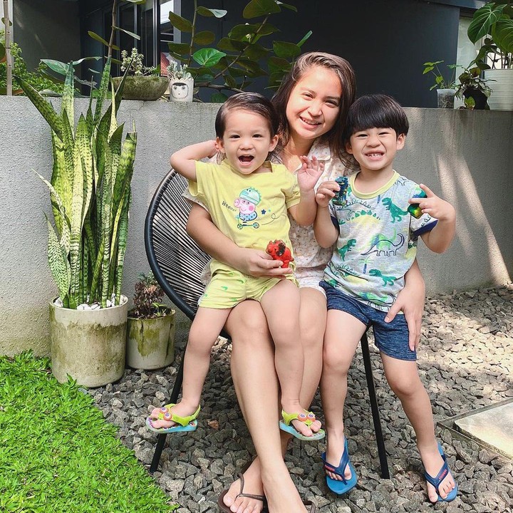 <p>Meski sudah menjadi Bunda dua anak, aktris berusia 31 tahun itu tetap terlihat memesona ya, Bunda? Ia sangat menikmati peran tersebut meski cukup disibukkan dengan kedua putranya. <em>"Campaign</em> keluarga berencana 2 anak cukup bunn. Cukup membuat kantong jebol, cukup mengguras energi, cukup merubah kita menjadi <em>parentZilla,</em> cukup cukupin ajalah," tulisnya dalam unggahan foto. (Foto: Instagram @putrititian)</p>