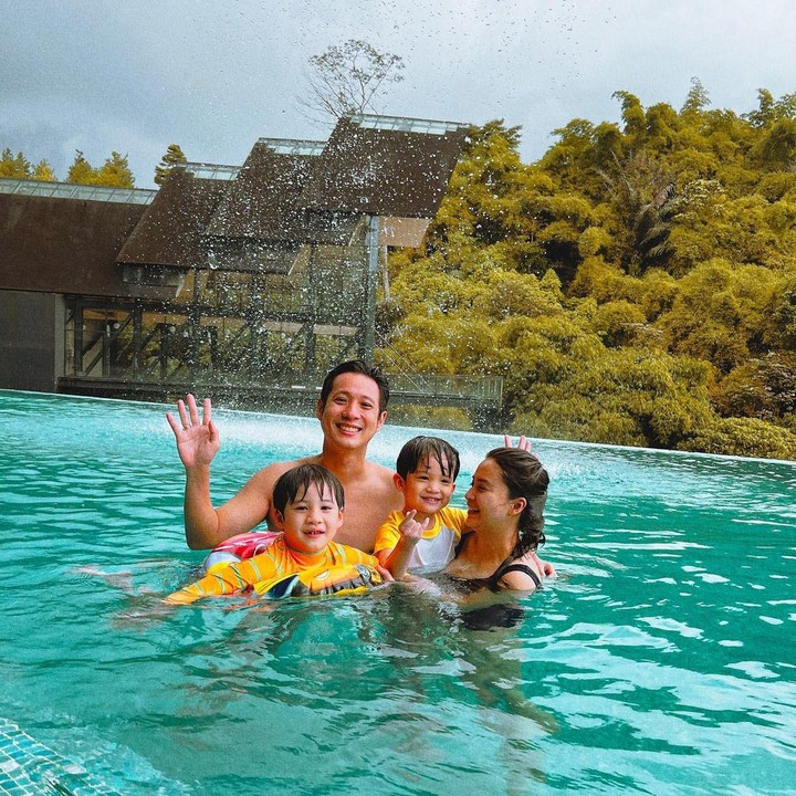 <p>Keluarga ini gemar menghabiskan waktu dengan melakukan aktivitas sederhana, tetapi penuh makna. Seperti dengan menikmati suasana <em>outdoor</em> sambil bermain air di kolam renang. (Foto: Instagram @putrititian)</p>
