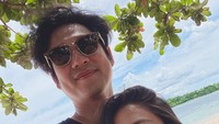 <p>Meski sibuk menjadi orang tua, Putri Titian dan Junior Liem masih sempat menikmati momen <em>quality time</em> berdua saja, nih. Keduanya tetap terlihat mesra di usia pernikahan yang keenam tahun. "Foto ama yayang aku.." tulis Putri Titian sebagai keterangan fotonya. (Foto: Instagram @putrititian)</p>