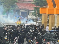 Kericuhan Pecah Lagi, Polisi Mundur Masuk Kompleks Stadion Jatidiri Semarang