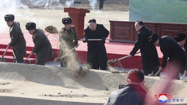 Pemimpin Korut Kim Jong Un menambah masa wajib militer bagi warga perempuan sebagai upaya untuk menghadapi kekurangan tenaga kerja pertanian.