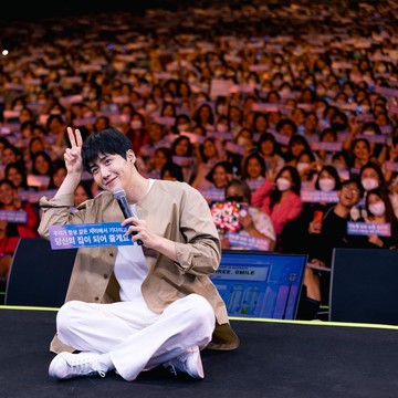 img-title 7 Momen Seru Fan Meeting Kim Seon Ho di Bangkok, Dipenuhi Penggemar dari Berbagai Negara