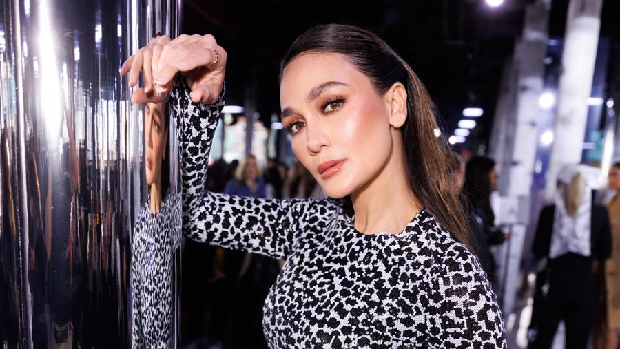 Luna Maya Hadiri Fashion Show Michael Kors Fall 2023 di New York Fashion Week Luna Maya Hadiri Fashion Show Michael Kors Fall 2023 di New York Fashion Week