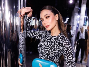 img-title Luna Maya Hadiri New York Fashion Week, Berpose bareng Dahyun TWICE
