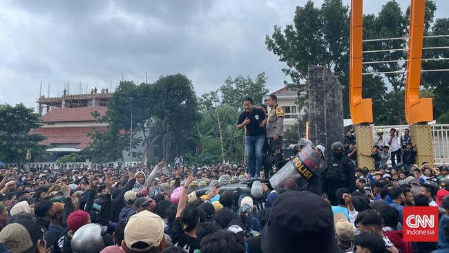 CEO PSIS Semarang AS Sukawijaya datang langsung menemui suporter Laskar Mahesa Jenar yang mendatangi Stadion Jatidiri, Jumat (17/2) sore.