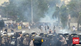 Suporter PSIS Rusuh, Lempari Polisi dengan Batu dan Botol