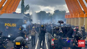 Polisi Klaim Tembakan Gas Air Mata Usai Suporter PSIS Makin Brutal