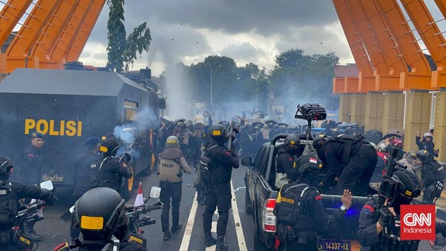 Sebanyak 16 suporter diperiksa aparat kepolisian buntut kericuhan yang terjadi di Stadion Jatidiri.