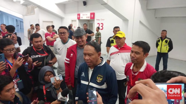 Zainudin Amali tak mau bahas soal mundur dari Menpora usai menyaksikan laga Timnas Indonesia U-20 vs Guatemala, Selasa (22/2).