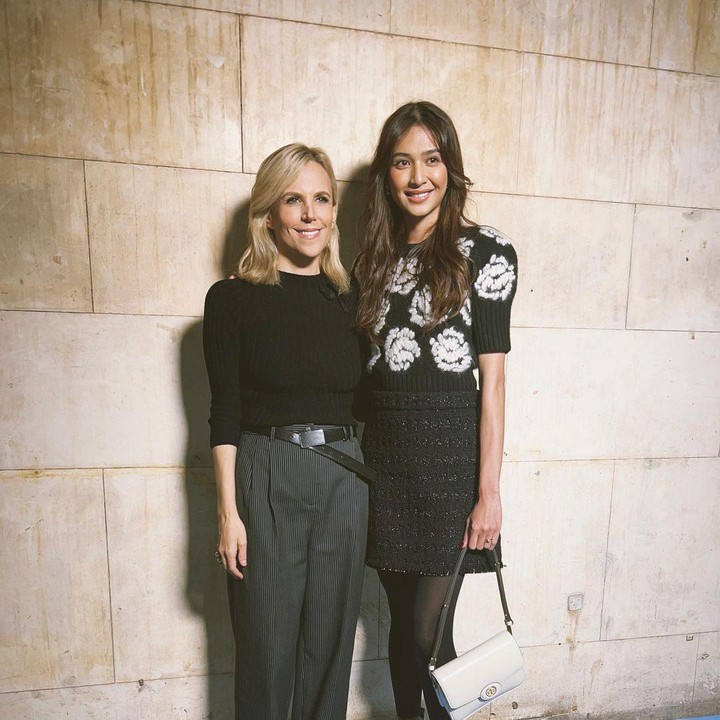 <p>Momen tersebut tentunya menjadi pengalaman yang amat berharga baginya. Ini karena ia bertemu dengan banyak sosok ternama, misalnya saja desainer kondang sekaligus pemilik Tory Burch, Tory Robinson. (Foto: Instagram @miktambayong)<br /><br /><br /></p>