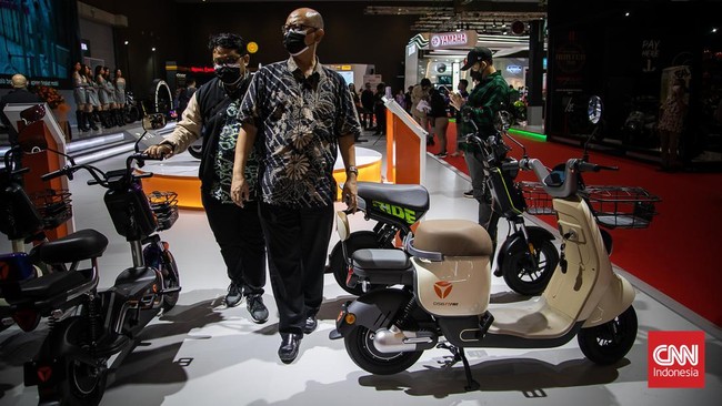 Ada kemungkinan pemerintah menghapus istilah subsidi jadi motor listrik bisa dibeli semua orang.