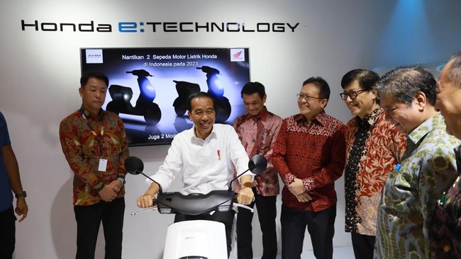 Presiden Joko Widodo (Jokowi) keliling pameran IIMS 2023 dan menyambangi beberapa stan merek otomotif.