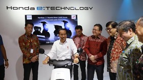 Gaya Jokowi Duduk di Atas Motor Listrik Honda EM1 e