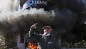 FOTO: Amuk Nasabah Bakar Sejumlah Bank di Libanon